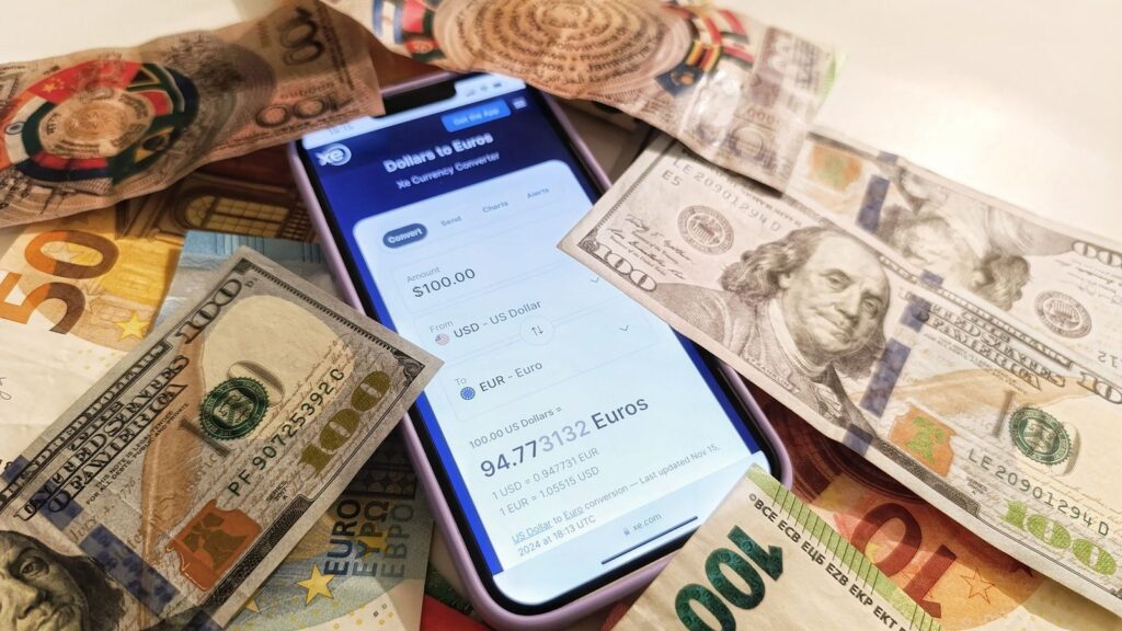 Person nutzt ein Smartphone für eine Überweisung