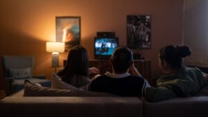 Wohnzimmer mit Fernseher am Abend